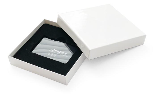 En bild som visar fodral, ask, tillbeh&ouml;r, inomhusAutomatiskt genererad beskrivning